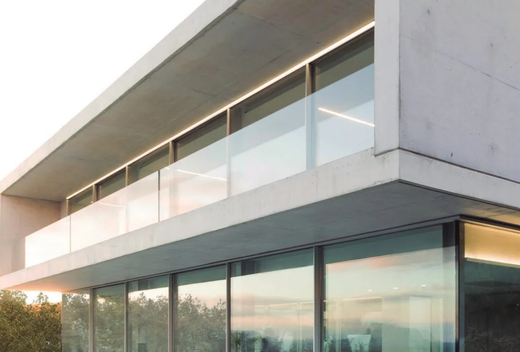 Portet House, Alicante — a long glazed elevation with a Sosoares OS-Pivot entrance leaf
