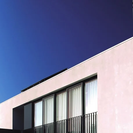 Casa em Ovar — rendered facade with Sosoares ST casement openings