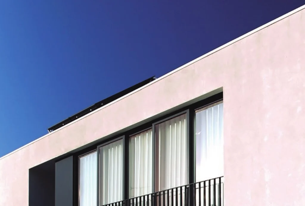 Casa em Ovar — a rendered facade with Sosoares ST casement openings
